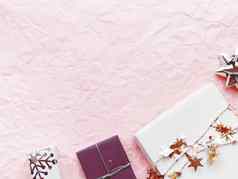 情人节一天礼物金银丝带礼物盒子粉红色的皱巴巴的纸背景复制空间