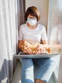 女人医疗面具远程作品首页坐在窗口