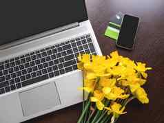 花束那喀索斯水仙花说谎银金属移动PC前视图明亮的黄色的花可移植的设备智能手机信贷卡片木表格
