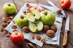 健康的零食背景水果坚果绿色红色的苹果