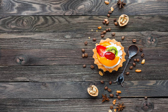 木乡村背景水果蛋挞香料花生茴香星星咖啡豆子核桃美味的甜点草莓猕猴桃橙色桃子生奶油的地方文本