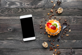 木乡村背景水果蛋挞香料花生茴香星星咖啡豆子核桃美味的甜点草莓猕猴桃橙色桃子生奶油智能手机好模拟