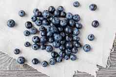 蓝莓谎言朴素的桌布乡村舒适的背景健康的食物fresh-gathered浆果完整的维生素好饮食营养健康的餐