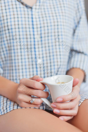 女人衬衫坐着床上杯热咖啡明亮的订婚婚礼环闪耀手指舒适的早....首页
