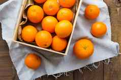 盒子完整的新鲜的橙子水果收获乡村木表格