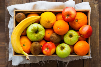 盒子完整的新鲜的水果水果收获<strong>苹果</strong>橙子<strong>柠檬猕猴桃</strong>香蕉乡村木表格