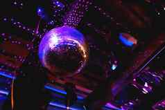 闪亮的明亮的紫色的镜子迪斯科球有趣的设备迪斯科舞厅跳舞聚会，派对音乐晚上俱乐部