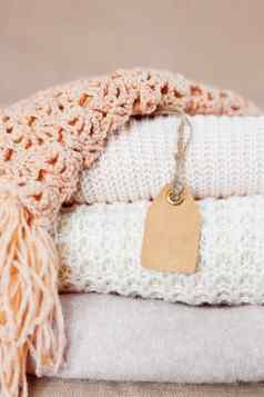 桩米色针织衣服用钩针编织温暖的围巾毛衣折叠堆的地方文本清晰的标签