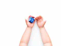 孩子霍利登蓝色的构造函数块拳头儿童手玩具白色背景平躺前视图复制空间