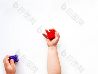 孩子霍利登紫罗兰色的<strong>红色</strong>的构造函数块的拳头<strong>儿童</strong>手玩具白色背景平躺前视图