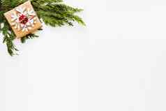 圣诞节一年背景金钟柏分支现在包装工艺纸雪花平躺前视图的地方文本