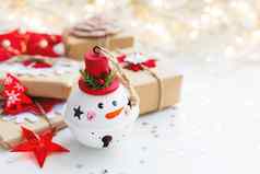圣诞节一年背景雪人装饰球礼物装饰圣诞节树假期背景星星五彩纸屑光灯泡的地方文本