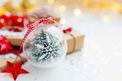 圣诞节一年背景雪花装饰球礼物装饰圣诞节树假期背景星星五彩纸屑光灯泡的地方文本