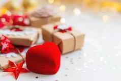 圣诞节一年背景红色的盒子形状心礼物装饰圣诞节树假期背景星星五彩纸屑光灯泡的地方文本