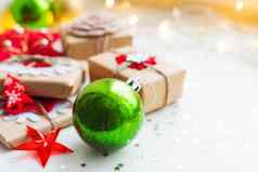 圣诞节一年背景绿色装饰球礼物装饰圣诞节树假期背景星星五彩纸屑光灯泡的地方文本
