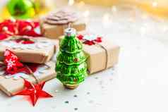 圣诞节一年背景绿色装饰冷杉树礼物装饰圣诞节树假期背景星星五彩纸屑光灯泡的地方文本