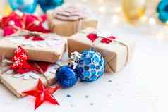 圣诞节一年背景蓝色的装饰球礼物装饰圣诞节树假期背景星星五彩纸屑光灯泡的地方文本