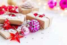 圣诞节一年背景品红色的紫色的装饰球礼物装饰圣诞节树假期背景星星五彩纸屑光灯泡的地方文本