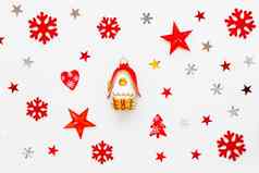 圣诞节一年假期背景装饰红色的银星星感觉雪花明亮的房子明星五彩纸屑平躺前视图白色背景