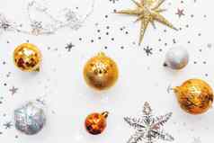 圣诞节一年假期背景装饰光灯泡银金闪亮的球雪花明星五彩纸屑平躺前视图