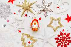 圣诞节一年假期背景装饰红色的金雪花明亮的房子明星五彩纸屑平躺前视图白色背景