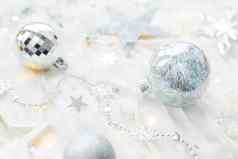 圣诞节一年假期背景装饰光灯泡银白色闪亮的球雪花明星五彩纸屑