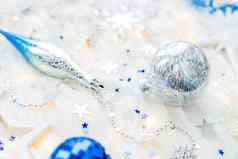 圣诞节一年假期背景装饰光灯泡银蓝色的闪亮的球雪花明星五彩纸屑