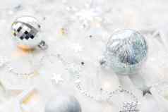 圣诞节一年假期背景装饰光灯泡银白色闪亮的球雪花明星五彩纸屑