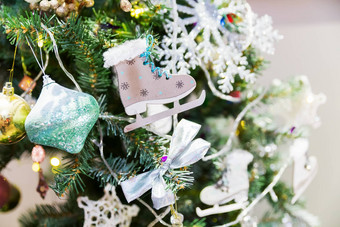 圣诞节一年背景夏娃树装饰木手工制作的溜冰鞋玩具假期皮毛树