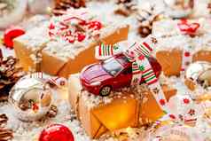 圣诞节一年背景玩具车现在丝带球松果装饰雪