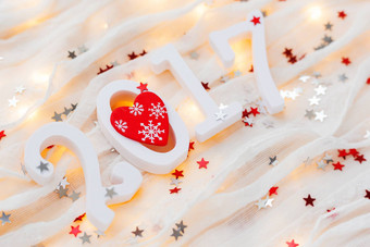 圣诞节一年背景红色的心光灯泡五彩纸屑织物