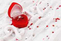 一年白色织物背景订婚钻石环红色的礼物盒子好情人节一天快乐一年卡片的地方文本