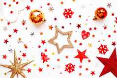 圣诞节一年假期背景装饰闪亮的红色的球金雪花明星五彩纸屑平躺前视图
