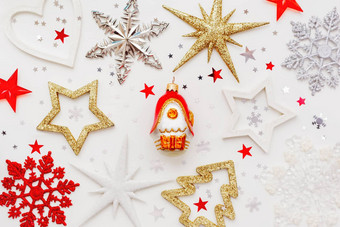 圣诞节一年假期背景装饰红色的金雪花明亮的房子明星五彩纸屑平躺前视图白色背景