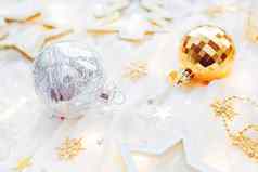 圣诞节一年假期背景装饰光灯泡金透明的闪亮的球雪花明星五彩纸屑