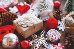 圣诞节一年背景礼物丝带球装饰木背景礼物工艺包装纸手使钩针编织的花