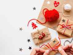 女人包装圣诞节一年Diy礼物工艺纸礼物系线程盒子红色的心圣诞节树符号白色背景
