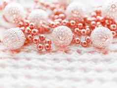 圣诞节一年装饰白色针织背景金属光灯泡精致的模式红色的珠子