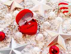 圣诞节一年明星装饰白色针织背景红色的心礼物盒子订婚金环金属光灯泡精致的模式珠子