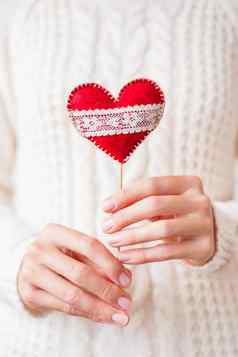 女人针织毛衣持有感觉红色的心行花边明亮的红色的象征爱
