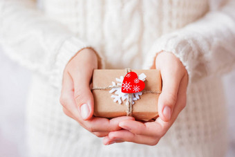 女人针织毛衣持有现在礼物包装工艺纸白色感觉雪花红色的心Diy包圣诞节礼物