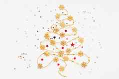 圣诞节树使金雪花加兰银明星五彩纸屑一年象征的地方文本平躺前视图
