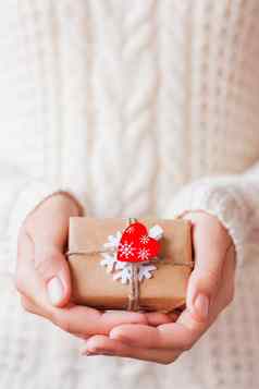女人针织毛衣持有现在礼物包装工艺纸白色感觉雪花红色的心Diy包圣诞节礼物