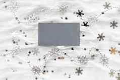 冬天背景装饰闪闪发光的雪花清晰的一块灰色的纸文本模拟