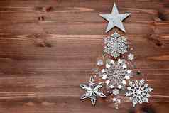 圣诞节一年背景装饰形状枞树形球星星银闪闪发光的雪花五彩纸屑木表格的地方文本