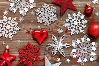 圣诞节一年背景圣诞节装饰球星星银闪闪发光的雪花心五彩纸屑木表格
