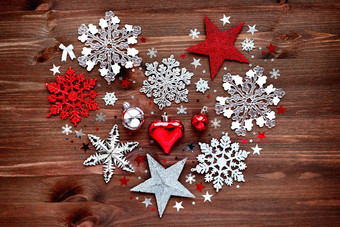 圣诞节一年背景圣诞节装饰球星星银闪闪发光的雪花五彩纸屑木表格心形状