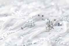 白色假期背景闪闪发光的银雪花圣诞节装饰