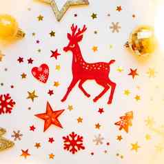 圣诞节一年背景闪闪发光的红色的木鹿冷杉树心雪花明星五彩纸屑假期符号白色背景光灯泡
