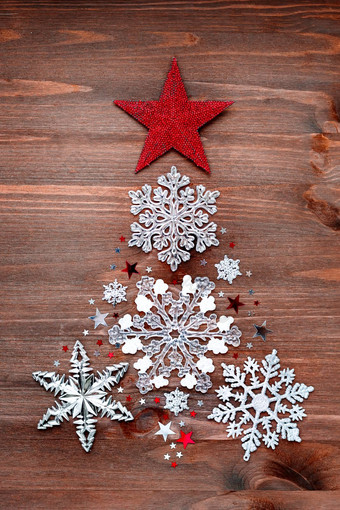 圣诞节一年背景装饰形状枞树形球星星银闪闪发光的雪花五彩纸屑木表格的地方文本